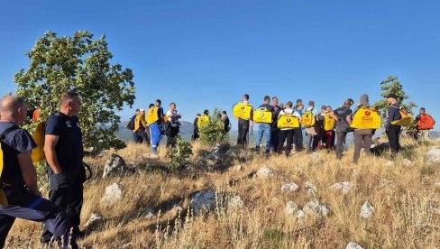 POD KONTROLOM JEDAN OD POŽARA KOD TREBINJA: Helikopteri, vatrogasci i volonteri u akciji POD KONTROLOM JEDAN OD POŽARA KOD TREBINJA: Helikopteri, vatrogasci i volonteri u akciji