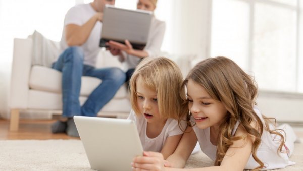 РОДИТЕЉИ ПОМАЖУ ДЕЦИ ДА КРШЕ ПРАВИЛА ПЛАТФОРМИ: Како заштити најмлађе од злоупотреба на интернету (2) РОДИТЕЉИ ПОМАЖУ ДЕЦИ ДА КРШЕ ПРАВИЛА ПЛАТФОРМИ: Како заштити најмлађе од злоупотреба на интернету (2)