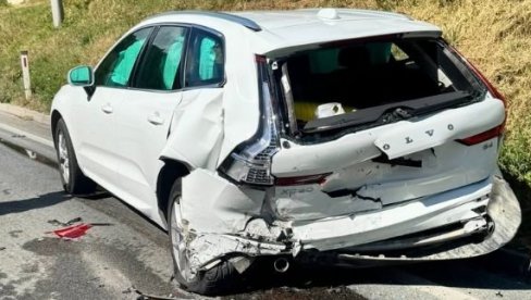 POZNATI PEVAČ DOŽIVEO SAOBRAĆAJKU: Na njegov automobil naletelo vozilo iz suprotnog smera (FOTO)