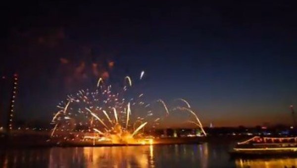 ВАТРОМЕТ ЕКСПЛОДИРАО У ПУБЛИКУ: Хорор на фестивалу - велики број повређених (ФОТО/ВИДЕО) ВАТРОМЕТ ЕКСПЛОДИРАО У ПУБЛИКУ: Хорор на фестивалу - велики број повређених (ФОТО/ВИДЕО)