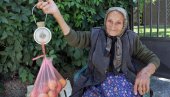 БАКА ВЕРИНЕ БРЕСКВЕ МИРИШУ НА ДУШУ: Вера Стефановић (93) из Смедерева има најдужи стаж трговца