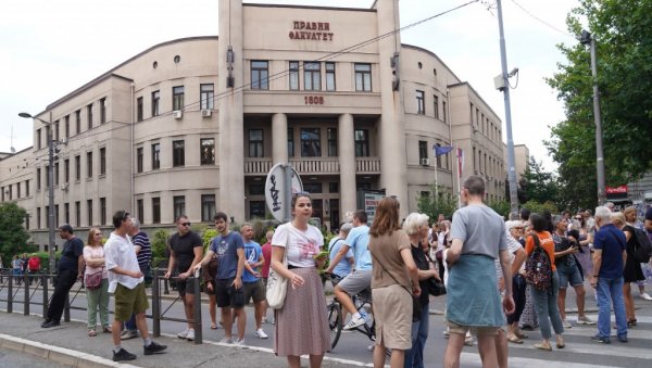 КОЛУМНА ВЕСНЕ КНЕЖЕВИЋ: Блокадна револуција и профит стечених права КОЛУМНА ВЕСНЕ КНЕЖЕВИЋ: Блокадна револуција и профит стечених права