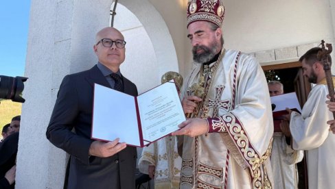 OSVEĆEN HRAM SVETOG SAVE U DAPSIĆIMA Mitropolit Metodije odlikovao predsednika Srbije Aleksandra Vučića OSVEĆEN HRAM SVETOG SAVE U DAPSIĆIMA Mitropolit Metodije odlikovao predsednika Srbije Aleksandra Vučića