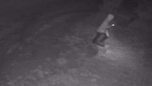 ОВАКО СУ НАПАЛИ ПОРОДИЧНУ КУЋУ ВУЧИЋЕВИЋА: У глуво доба ноћи, блокадери згубидани с капуљачом на глави покушали да развале врата (ВИДЕО)