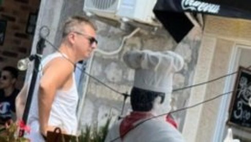 PODRŠKA ISPOD SUNCOBRANA: Dok se ostatak blokadera zgubidana prži na asfaltu, Parandilović na plaži sanja Vučićev pad (FOTO) PODRŠKA ISPOD SUNCOBRANA: Dok se ostatak blokadera zgubidana prži na asfaltu, Parandilović na plaži sanja Vučićev pad (FOTO)