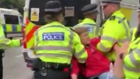 BRITANSKA POLICIJA NE TUČE TUĐI NAROD, VEĆ SVOJ: Više od 50 uhapšenih demonstranata (FOTO/VIDEO) BRITANSKA POLICIJA NE TUČE TUĐI NAROD, VEĆ SVOJ: Više od 50 uhapšenih demonstranata (FOTO/VIDEO)