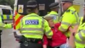 BRITANSKA POLICIJA NE TUČE TUĐI NAROD, VEĆ SVOJ: Više od 50 uhapšenih demonstranata (FOTO/VIDEO)