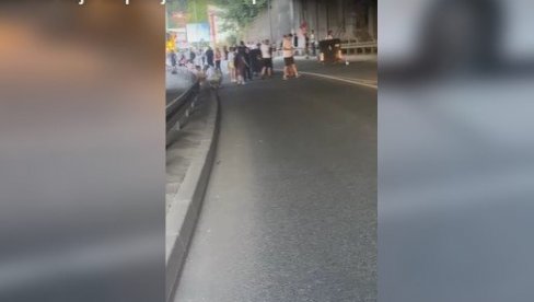 TEROR KOD UŽICA! Blokadersko teroristički zgubidani ne daju da prođe autobus pun dece (VIDEO)