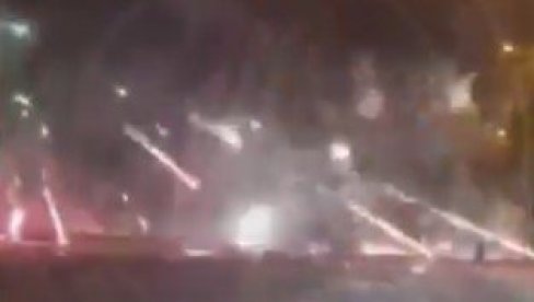 BUKTI RAT NA ULICAMA EVROPSKOG GRADA: Napadnuta vozila sa decom, odjekuju pucnji i suzavac (VIDEO) BUKTI RAT NA ULICAMA EVROPSKOG GRADA: Napadnuta vozila sa decom, odjekuju pucnji i suzavac (VIDEO)