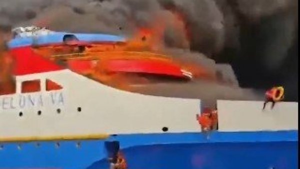 ПУТНИЦИ СКАЧУ У МОРЕ: Стравичан пожар на трајекту (УЗНЕМИРУЈУЋИ ВИДЕО)