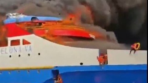 ПУТНИЦИ СКАЧУ У МОРЕ: Стравичан пожар на трајекту (УЗНЕМИРУЈУЋИ ВИДЕО)