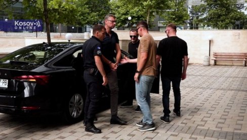 IGOR POPOVIĆ POKAZAO ŠTA JE ČOJSTVO: Dostojanstven, uspravan, iako su ga doveli sa lisicama na rukama u sud u Prištini (VIDEO) IGOR POPOVIĆ POKAZAO ŠTA JE ČOJSTVO: Dostojanstven, uspravan, iako su ga doveli sa lisicama na rukama u sud u Prištini (VIDEO)