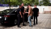 ИГОР ПОПОВИЋ ПОКАЗАО ШТА ЈЕ ЧОЈСТВО: Достојанствен, усправан, иако су га довели са лисицама на рукама у суд у Приштини (ВИДЕО) ИГОР ПОПОВИЋ ПОКАЗАО ШТА ЈЕ ЧОЈСТВО: Достојанствен, усправан, иако су га довели са лисицама на рукама у суд у Приштини (ВИДЕО)