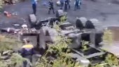 АУТОБУС ПАО СА ЛИТИЦЕ У ПРОВАЛИЈУ ДУБОКУ 25 МЕТАРА: У несрећи погинуло 14 особа (ВИДЕО) АУТОБУС ПАО СА ЛИТИЦЕ У ПРОВАЛИЈУ ДУБОКУ 25 МЕТАРА: У несрећи погинуло 14 особа (ВИДЕО)