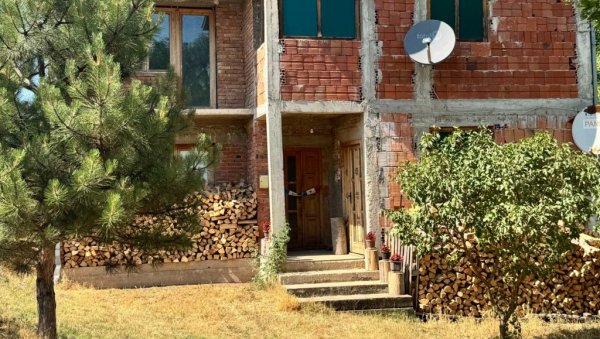 ОВО ЈЕ МЕСТО УЖАСА У НИШУ: Осумњичени пензионисано војно лице, насмрт избо супругу (ФОТО) ОВО ЈЕ МЕСТО УЖАСА У НИШУ: Осумњичени пензионисано војно лице, насмрт избо супругу (ФОТО)