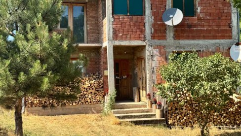 ОВО ЈЕ МЕСТО УЖАСА У НИШУ: Пензионисано војно лице насмрт избо супургугу (ФОТО)