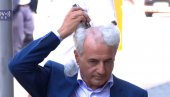 SMEJURIJA: Obrijao glavu ispred tzv. Skupštine lažne države Kosovo (VIDEO) SMEJURIJA: Obrijao glavu ispred tzv. Skupštine lažne države Kosovo (VIDEO)