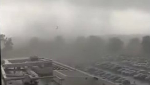 ТОРНАДО НОСИ СВЕ ПРЕД СОБОМ: Драматичне сцене надомак аеродрома и снимак који ће вас оставити без даха - Француска гледа у чуду (ВИДЕО) ТОРНАДО НОСИ СВЕ ПРЕД СОБОМ: Драматичне сцене надомак аеродрома и снимак који ће вас оставити без даха - Француска гледа у чуду (ВИДЕО)