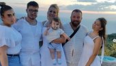 СУПРУГА И ДЕЦА У БЕЛОМ: Наш музичар са породицом у Црној Гори - Не могу бити складнији (ФОТО)