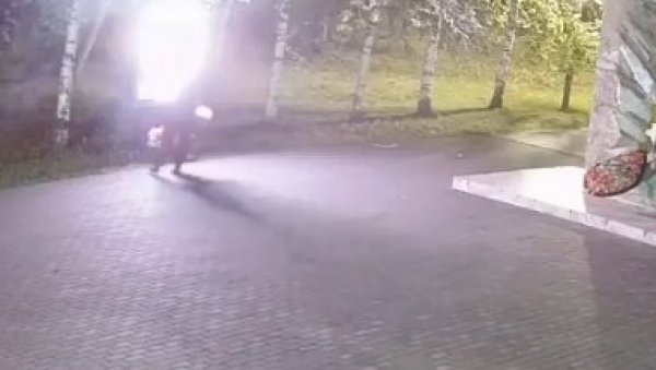 ХУЛИГАН УНИШТИО СПОМЕНИК РУСКИМ ХЕРОЈИМА: Сада мора на робију, бег му није успео (ВИДЕО) ХУЛИГАН УНИШТИО СПОМЕНИК РУСКИМ ХЕРОЈИМА: Сада мора на робију, бег му није успео (ВИДЕО)