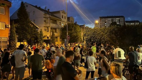 НАЦИЗАМ НА ДЕЛУ: Око 80 згубидана блокадера напало кућу Милоша Вучевића (ВИДЕО)