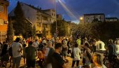 НАЦИЗАМ НА ДЕЛУ: Око 80 згубидана блокадера напало кућу Милоша Вучевића (ВИДЕО) НАЦИЗАМ НА ДЕЛУ: Око 80 згубидана блокадера напало кућу Милоша Вучевића (ВИДЕО)