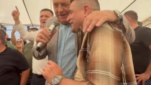 ФЕШТА ЗА ПАМЋЕЊЕ: Додик узео Баји микрофон и запевао чувени хит (ВИДЕО) ФЕШТА ЗА ПАМЋЕЊЕ: Додик узео Баји микрофон и запевао чувени хит (ВИДЕО)