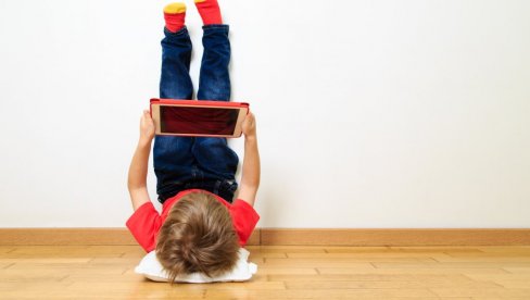 NAJMLAĐI ZAVISNIK ŠESTOMESEČNA BEBA: Kako zaštiti decu od zloupotreba na internetu (5)