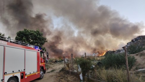 БУКТЕ ПОЖАРИ КОД СВРЉИГА: Критично је у овим селима, горе шуме и трава, угрожана и домаћинства БУКТЕ ПОЖАРИ КОД СВРЉИГА: Критично је у овим селима, горе шуме и трава, угрожана и домаћинства