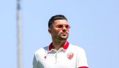 NA TERENU NIJE, NA TRIBINI JESTE: Nemanja Radonjić vodi navijanje na severu na meču Crvena zvezda - Leh (FOTO) NA TERENU NIJE, NA TRIBINI JESTE: Nemanja Radonjić vodi navijanje na severu na meču Crvena zvezda - Leh (FOTO)