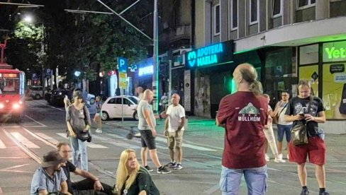TEROR ZGUBIDANA BLOKADERA NE PRESTAJE: NJih dvadesetak se opija i blokira jednu od glavnih ulica u Beogradu (FOTO) TEROR ZGUBIDANA BLOKADERA NE PRESTAJE: NJih dvadesetak se opija i blokira jednu od glavnih ulica u Beogradu (FOTO)