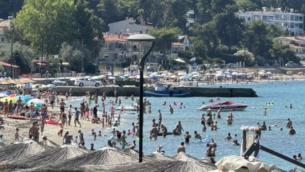 ГЛОБА ЗА ПАПУЧЕ И ВИСОКЕ ПОТПЕТИЦЕ: Све веће рестрикције и казне за туристе током летовања широм Европе