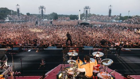 Više od TRI SATA rok spektakla na Ušću! Guns n’ Roses održali koncert pred 50.000 koji će ući U LEGENDU Više od TRI SATA rok spektakla na Ušću! Guns n’ Roses održali koncert pred 50.000 koji će ući U LEGENDU