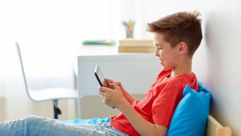 DECA DIGITALNO PISMENIJA OD RODITELJA: Kako zaštiti najmlađe od zloupotreba na internetu (6)