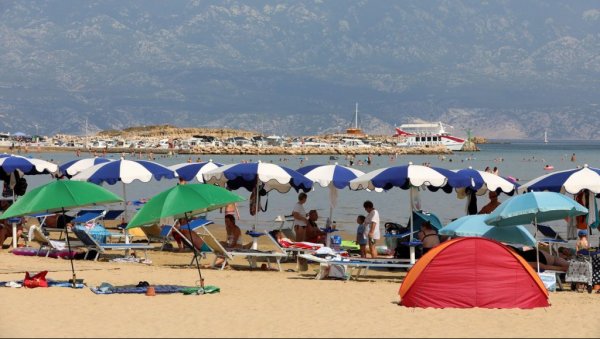ДЕТАЉИ ТРАГЕДИЈЕ НА ХРВАТСКОМ ПРИМОРУЈУ: Девојчица (3) испала оцу из наручја и пала на бетон ДЕТАЉИ ТРАГЕДИЈЕ НА ХРВАТСКОМ ПРИМОРУЈУ: Девојчица (3) испала оцу из наручја и пала на бетон