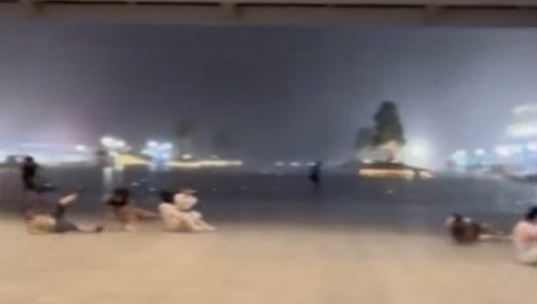 URAGANSKI VETROVI RUŠE SVE PRED SOBOM: Stravična oluja obarala ljude (FOTO/VIDEO) URAGANSKI VETROVI RUŠE SVE PRED SOBOM: Stravična oluja obarala ljude (FOTO/VIDEO)