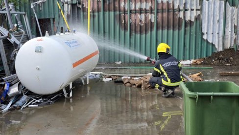 EFIKASNA INTERVENCIJA VATROGASACA: Požar u Bekerelovoj ulici lokalizovan EFIKASNA INTERVENCIJA VATROGASACA: Požar u Bekerelovoj ulici lokalizovan