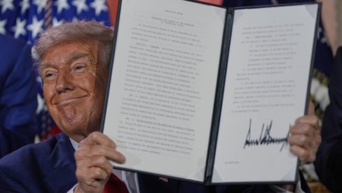 ТРАМП ПОТПИСАО НАРЕДБУ: Царине од 50 одсто за ову чланицу БРИКС-а ТРАМП ПОТПИСАО НАРЕДБУ: Царине од 50 одсто за ову чланицу БРИКС-а