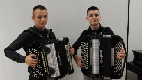 PRIZNANJA BUUĆIM VIRTUOZIMA: Završen takmičarski deo Festivala „Zlatne harmonike Kraljeva“ PRIZNANJA BUUĆIM VIRTUOZIMA: Završen takmičarski deo Festivala „Zlatne harmonike Kraljeva“