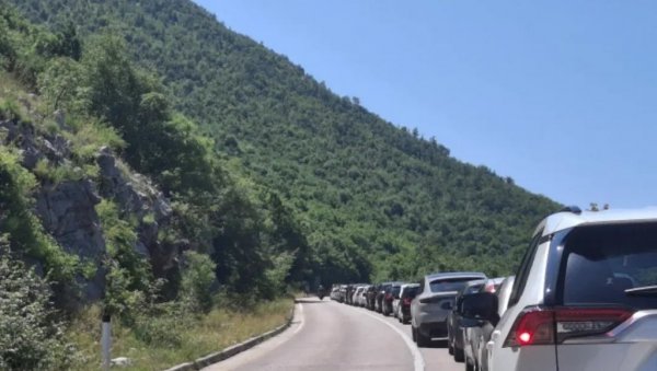 И ПО ТРИ САТА СЕ ЧЕКА НА ГРАНИЦИ: Градоначелници Требиња и Херцег Новог траже хитно решавање проблема И ПО ТРИ САТА СЕ ЧЕКА НА ГРАНИЦИ: Градоначелници Требиња и Херцег Новог траже хитно решавање проблема