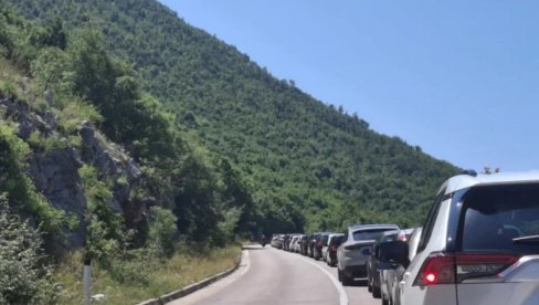 И ПО ТРИ САТА СЕ ЧЕКА НА ГРАНИЦИ:  Градоначелници Требиња и Херцег Новог траже хитно решавање проблема