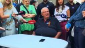 ЈА САМ СТАРИЈИ ЧОВЕК... Грађанин пришао Шешељу, ево шта му је рекао (ВИДЕО) ЈА САМ СТАРИЈИ ЧОВЕК... Грађанин пришао Шешељу, ево шта му је рекао (ВИДЕО)