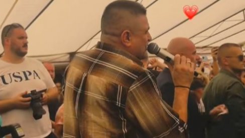DIRLJIVA SCENA U BRANEŠCIMA: Baja Mali Knindža pevao svoj veliki hit, a onda mu je prišao jedan mladić (VIDEO) DIRLJIVA SCENA U BRANEŠCIMA: Baja Mali Knindža pevao svoj veliki hit, a onda mu je prišao jedan mladić (VIDEO)