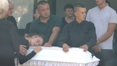 МАЈКА ЛЕЖИ НА БЕЛОМ КОВЧЕГУ ЋЕРКЕ: Бебо моја! Не дам те срећо! - потресне сцене на сахрани девојчице (2) коју је убио отац у Никшићу