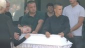 MAJKA LEŽI NA BELOM KOVČEGU ĆERKE: Bebo moja! Ne dam te srećo! - potresne scene na sahrani devojčice (2) koju je ubio otac u Nikšiću
