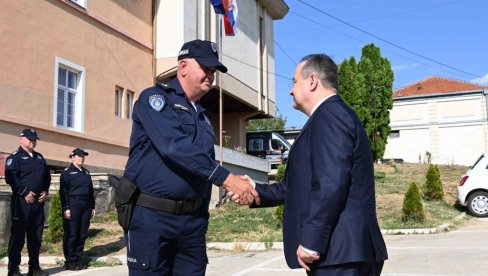 100 DANA VLADE Dačić obišao policijsku stanicu u Knjaževcu: MUP će nastaviti da ulaže u opremu, obuku 100 DANA VLADE Dačić obišao policijsku stanicu u Knjaževcu: MUP će nastaviti da ulaže u opremu, obuku