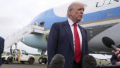 ТРАМП СТИГАО У ШКОТСКУ: На аеродрому у Прествику дочекало га око 200 присталица