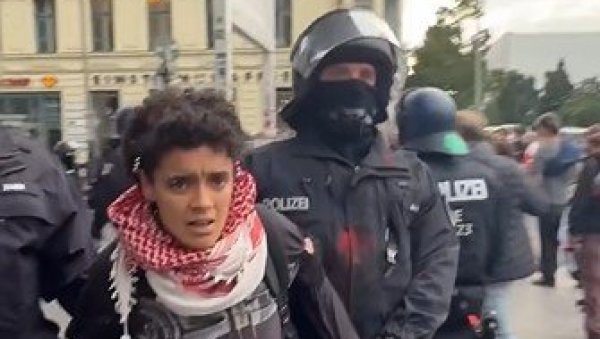 БЛОКАДЕРЕ БИ У НЕМАЧКОЈ УБИЛИ ОД БАТИНА ЗА ОНО ШТО РАДЕ: Погледајте како полиција туче чак и новинаре у Берлину (ВИДЕО)