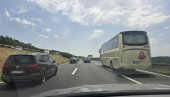 ВОЗАЧИ ОБРАТИТЕ ПАЖЊУ: Ненормална гужва после наплатне рампе ка овом граду (ФОТО/ВИДЕО)