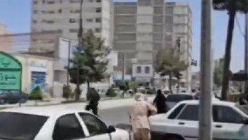 (УЗНЕМИРУЈУЋ ВИДЕО) ДЕВЕТОРО МРТВИХ У ТЕРОРИСТИЧКОМ НАПАДУ: Извршен удар на зграду суда у Ирану, безбедњаци на терену (ВИДЕО) (УЗНЕМИРУЈУЋ ВИДЕО) ДЕВЕТОРО МРТВИХ У ТЕРОРИСТИЧКОМ НАПАДУ: Извршен удар на зграду суда у Ирану, безбедњаци на терену (ВИДЕО)